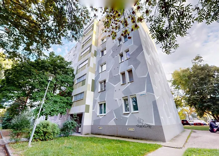 Modern 2 Bedroom Apt - Free Parking