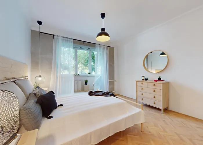 Modern 2 Bedroom Apt - Free Parking