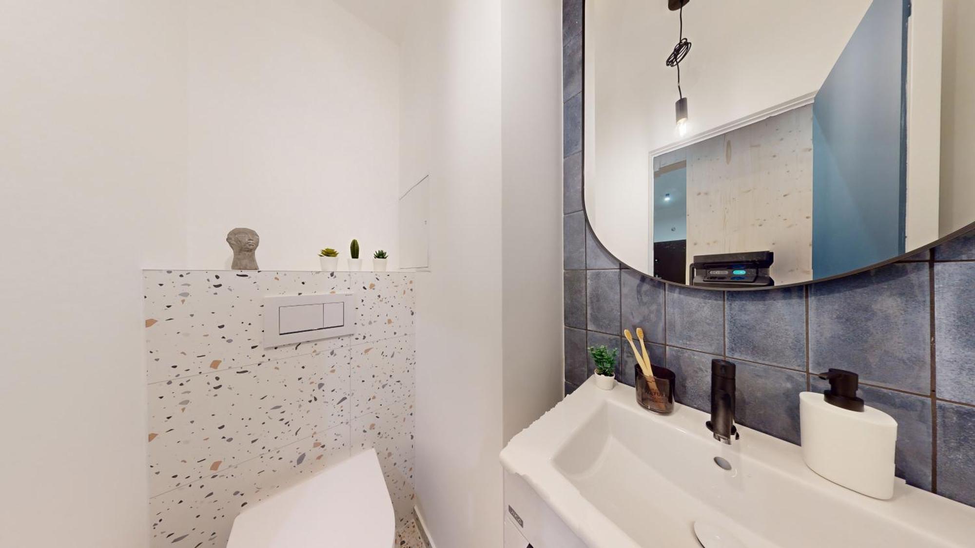 Modern 2 Bedroom - Free Parking *